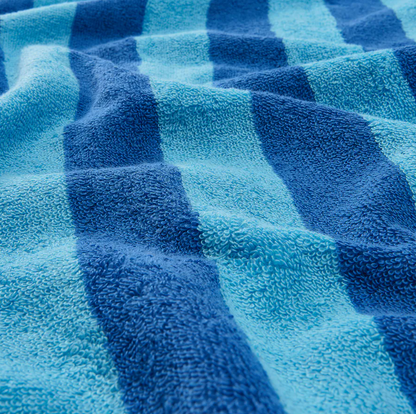 SLÅNHÖSTMAL Bath towel, bright blue/light blue striped, 70x140 cm
