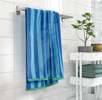SLÅNHÖSTMAL Bath towel, bright blue/light blue striped, 70x140 cm